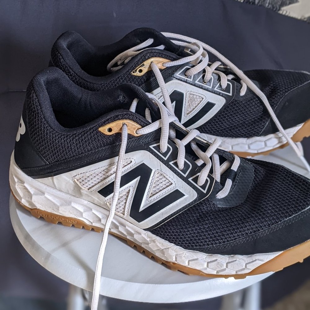 Men's 9.5 New Balance Turf Baseball Shoes
